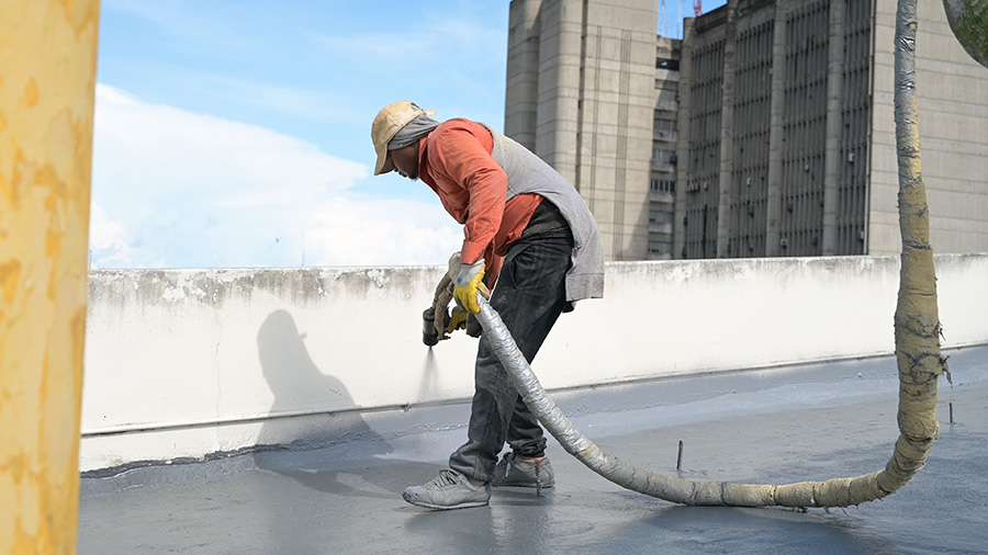 Aplicación de poliurea caliente, como parte de Impermeabilización de techos y parqueos.